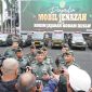 Pangdam III/Siliwangi, Mayjen TNI Dadang Arif Abdurahman, S.E., M.Si., CHRMP., menyerahkan mobil jenazah kepada Kodim jajaran Kodam III/Slw yang berlangsung di Lapangan Upacara Makodam III/Siliwangi, Jalan Aceh No. 69, Bandung, Rabu (26/02/2025). 
