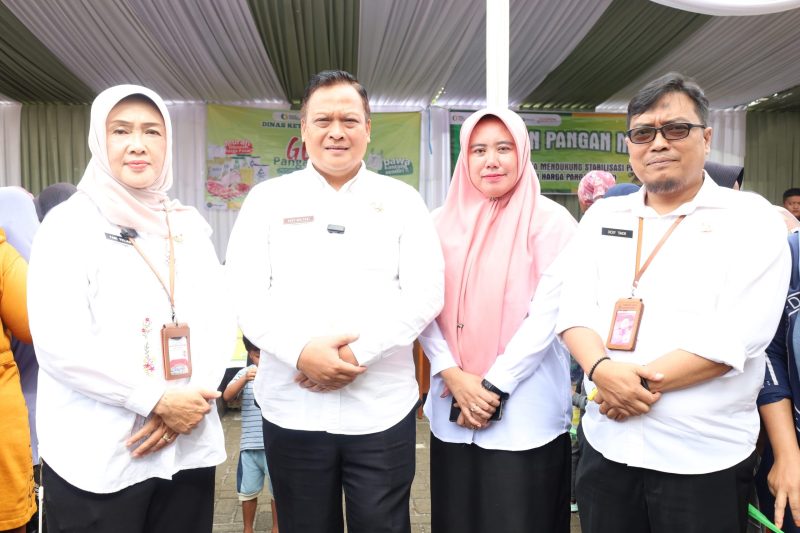 |Pemerintah Kabupaten (Pemkab) Garut melalui Dinas Ketahanan Pangan (DKP) menggelar Gelar Pangan Murah (GPM) di halaman Kantor Kecamatan Sucinaraja, Rabu (26/2/2025). Kegiatan ini bertujuan untuk menjaga stabilitas harga pangan menjelang Ramadhan dan Idul Fitri 1446 H.
