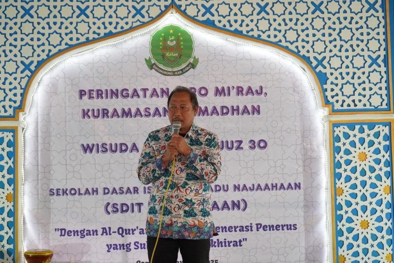|Staf Ahli Bupati Bidang Kemasyarakatan dan Sumber Daya Manusia (SDM) Kabupaten Garut, Maskut Farid, memberikan apresiasi atas nama Pemerintah Kabupaten Garut (Pemkab) terhadap seluruh peserta wisuda Hafidz Juz 30 di Sekolah Dasar Islam Terpadu (SDIT) Najaahan, Jl. Raya Garut - Cikajang No. 109, Kecamatan Bayongbong, Kabupaten Garut, Rabu (26/2/2025).
