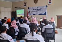 Pemerintah Kabupaten Garut melalui Dinas Pengendalian Penduduk, Keluarga Berencana, Pemberdayaan Perempuan, dan Perlindungan Anak (DPPKBPPPA) menggelar sosialisasi Peraturan Daerah (Perda) Nomor 5 Tahun 2023 tentang Penyelenggaraan Kabupaten Layak Anak (KLA). Acara ini berlangsung di Aula Kecamatan Tarogong Kaler, Jalan Suherman, Kabupaten Garut, pada, Rabu (26/2/2025).
