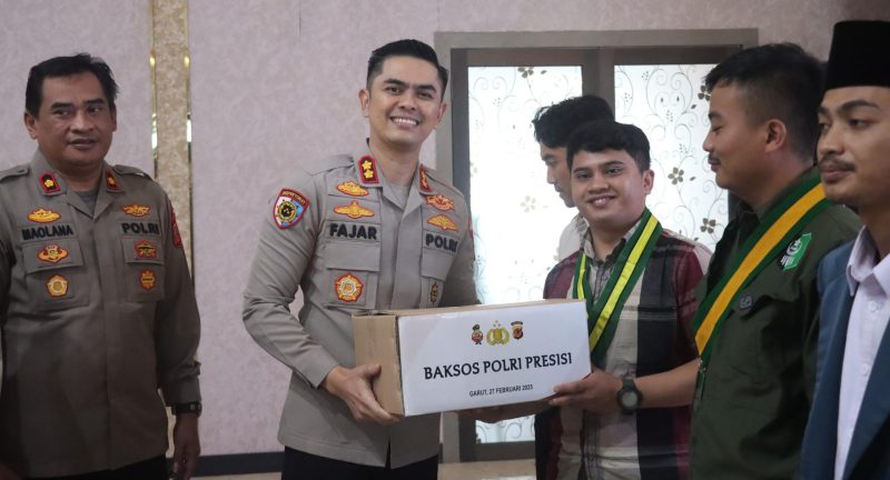 Polres Garut menggelar kegiatan Bakti Sosial (Baksos) bersama elemen mahasiswa, Aliansi BEM, Organisasi Kemasyarakatan Pemuda (OKP), dan Serikat Pekerja dalam rangka menyambut bulan suci Ramadhan 1446 H. Jumat (27/02/2025).
