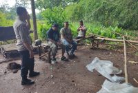 Polsek Cibatu melakukan penertiban terkait dugaan tindak pidana perjudian sabung ayam yang telah meresahkan warga di wilayah Kecamatan Cibatu, Kabupaten Garut. Pada hari Kamis, 27 Februari 2025, sekitar pukul 15.00 WIB.
