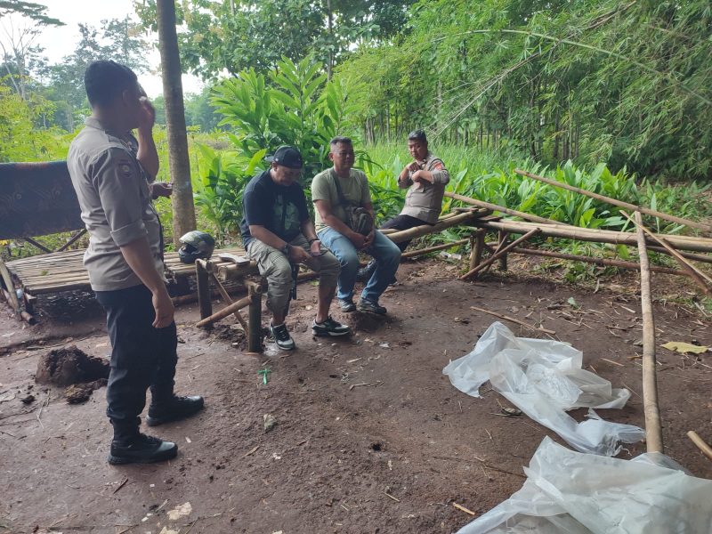 Polsek Cibatu melakukan penertiban terkait dugaan tindak pidana perjudian sabung ayam yang telah meresahkan warga di wilayah Kecamatan Cibatu, Kabupaten Garut. Pada hari Kamis, 27 Februari 2025, sekitar pukul 15.00 WIB.

