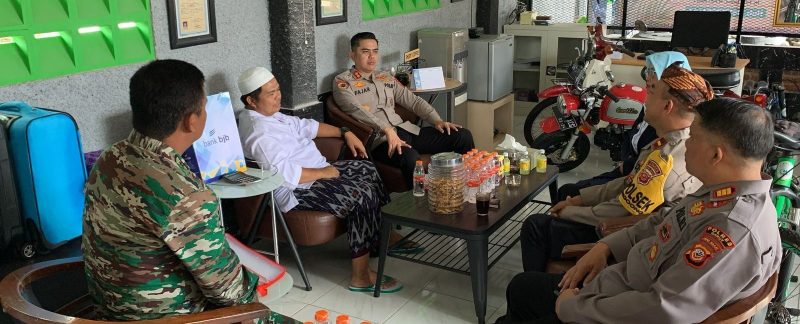 Dalam rangka menjaga situasi keamanan dan ketertiban masyarakat (Kamtibmas) yang kondusif, Kapolres Garut AKBP Mochamad Fajar Gemilang, S.I.K., M.H., M.I.K., melaksanakan silaturahmi dengan tokoh agama dan pengurus Yayasan Mumtaaz El Mabruuk. Jumat (28/02/2025).
