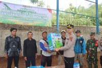 Dalam upaya mendukung program ketahanan pangan di wilayah Kabupaten Garut, Polres Garut melaksanakan kegiatan penyerahan bantuan kepada kelompok tani di Desa Pangeureunan, Kecamatan Bl. Limbangan. Jumat (28/02/2025).