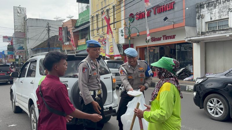 Dalam rangka meningkatkan kepercayaan masyarakat dan mewujudkan peran Polri sebagai pengayom yang peduli terhadap kesejahteraan masyarakat, Sipropam Polres Garut menggelar kegiatan Baksos di Jalan Ahmad Yani. Jumat (28/02/2025).
