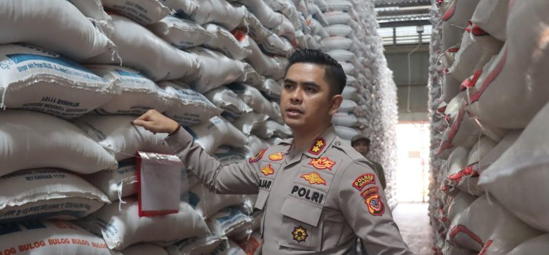 Menjelang bulan suci Ramadhan 1446 H dan Idul Fitri, Kapolres Garut AKBP Mochamad Fajar Gemilang, melakukan Pengecekan inspeksi ke gudang Bulog Kabupaten Garut. Jumat (28/02/2025).