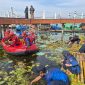 Dalam rangka Hari Jadi ke-212 Kabupaten Garut (HJG), sejumlah instansi pemerintah bersama relawan menggelar aksi pembersihan eceng gondok di objek wisata Situ Bagendit, Selasa (11/2/2025) pagi.