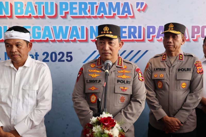 Kapolri Jenderal Polisi Drs. Listyo Sigit Prabowo, M.Si., memimpin prosesi peletakan batu pertama pembangunan 100.000 rumah subsidi bagi personel Polri di Karawang, Jawa Barat, Selasa (4/3/2025). Program ini merupakan wujud nyata dukungan Polri terhadap program pemerintah dalam menyediakan hunian layak bagi masyarakat, khususnya anggota Polri.