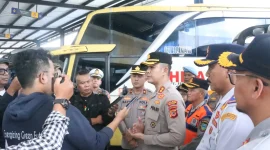 Menjelang arus mudik Lebaran 2025, Polres Garut mengambil langkah proaktif dalam menjaga keamanan dan kenyamanan masyarakat yang akan pulang ke kampung halaman. Salah satu upaya yang dilakukan adalah menyediakan fasilitas penitipan kendaraan di setiap Polsek terdekat bagi warga yang akan mudik. Garut, Senin (17/3/2025).