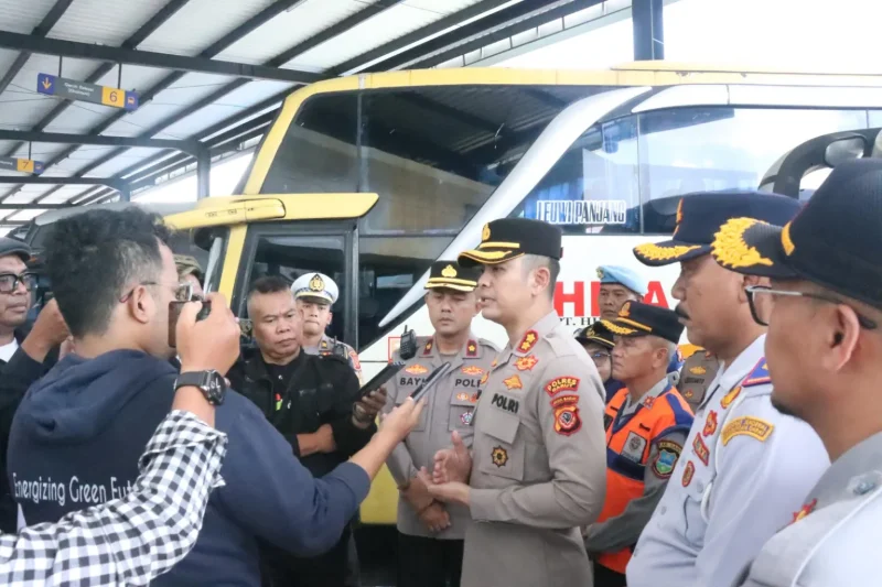Menjelang arus mudik Lebaran 2025, Polres Garut mengambil langkah proaktif dalam menjaga keamanan dan kenyamanan masyarakat yang akan pulang ke kampung halaman. Salah satu upaya yang dilakukan adalah menyediakan fasilitas penitipan kendaraan di setiap Polsek terdekat bagi warga yang akan mudik. Garut, Senin (17/3/2025).