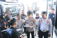 Menjelang Arus Mudik Lebaran 2025 Kapolres Garut AKBP Mochamad Fajar Gemilang memastikan keselamatan dan kelayakan kendaraan angkutan umum di Terminal Guntur dan melakukan tes urine kepada supir bus dan kru Bus, Senin (17/03/2025).