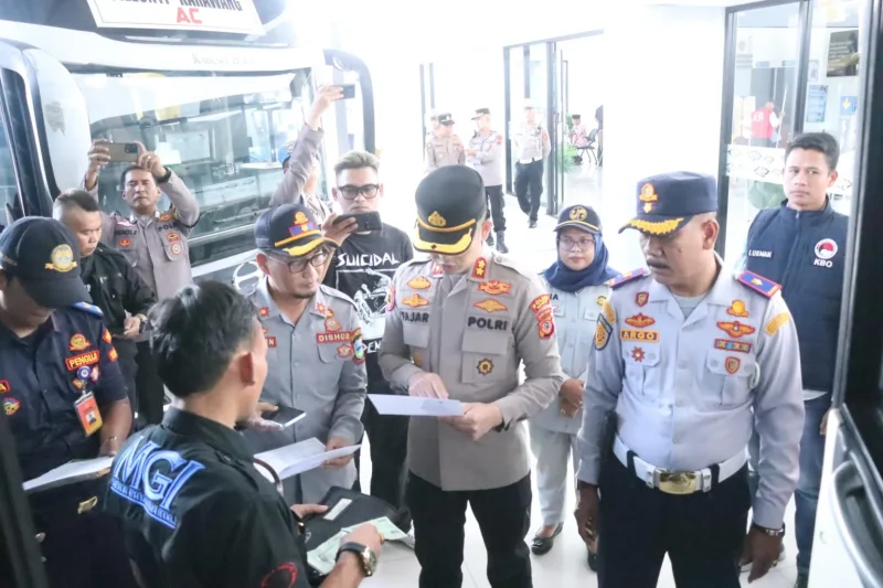 Menjelang Arus Mudik Lebaran 2025 Kapolres Garut AKBP Mochamad Fajar Gemilang memastikan keselamatan dan kelayakan kendaraan angkutan umum di Terminal Guntur dan melakukan tes urine kepada supir bus dan kru Bus, Senin (17/03/2025).