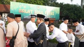 Pangdam III/Siliwangi Mayjen TNI Dadang Arif Abdurahman, S.E., M.Si, CHRMP., didampingi Ketua Persit Kartika Chandra Kirana Daerah III/Slw Ny. Leni Dadang Arif A. mengikuti Shalat Idul Fitri 1446 H/2025 M bersama masyarakat, prajurit dan keluarganya di Lapangan Makodam III/Slw, Jl. Aceh No. 69 Kota Bandung, Senin (31/3/2025).