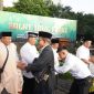 Pangdam III/Siliwangi Mayjen TNI Dadang Arif Abdurahman, S.E., M.Si, CHRMP., didampingi Ketua Persit Kartika Chandra Kirana Daerah III/Slw Ny. Leni Dadang Arif A. mengikuti Shalat Idul Fitri 1446 H/2025 M bersama masyarakat, prajurit dan keluarganya di Lapangan Makodam III/Slw, Jl. Aceh No. 69 Kota Bandung, Senin (31/3/2025).