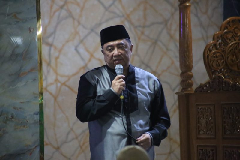 Bupati Garut, Abdusy Syakur Amin, melaksanakan salat tarawih pertamanya sebagai kepala daerah pada Ramadhan 1446 Hijriah di Masjid Agung Garut, Kecamatan Garut Kota, Jumat malam (28/2/2025).

