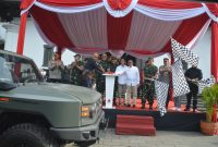 Pangdam III/Siliwangi, Mayjen TNI Dadang Arif Abdurahman, S.E., M.Si., CHRMP., bersama Sekjen Kemhan, Dirut PT. Pindad, Staf Khusus Menhan Bid. Komsos dan publik serta Kapolda Jabar melepas Kirab Kendaraan Khusus (Ransus) Maung dari halaman depan Gedung Sate, Kota Bandung, Sabtu (01/03/2025). 