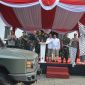 Pangdam III/Siliwangi, Mayjen TNI Dadang Arif Abdurahman, S.E., M.Si., CHRMP., bersama Sekjen Kemhan, Dirut PT. Pindad, Staf Khusus Menhan Bid. Komsos dan publik serta Kapolda Jabar melepas Kirab Kendaraan Khusus (Ransus) Maung dari halaman depan Gedung Sate, Kota Bandung, Sabtu (01/03/2025). 