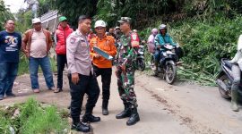 |Bhabinkamtibmas dan Babinsa Desa Barusuda, subsektor Cigedug, Polsek Bayongbong, Koramil 1113/Bayongbong bersama sejumlah pihak terkait dan warga sekitar, melakukan pengamanan dan pembersihan material longsor yang menutupi sebagian bahu jalan Cigedug-Cikajang yang dilaksanakan pada hari di Kampung Cikuray, RT 01 RW 09, Desa Barusuda, Kecamatan Cigedug. Minggu (03/03/2025).
