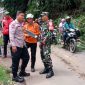 |Bhabinkamtibmas dan Babinsa Desa Barusuda, subsektor Cigedug, Polsek Bayongbong, Koramil 1113/Bayongbong bersama sejumlah pihak terkait dan warga sekitar, melakukan pengamanan dan pembersihan material longsor yang menutupi sebagian bahu jalan Cigedug-Cikajang yang dilaksanakan pada hari di Kampung Cikuray, RT 01 RW 09, Desa Barusuda, Kecamatan Cigedug. Minggu (03/03/2025).
