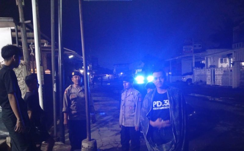 Menindaklanjuti pengaduan masyarakat yang diterima melalui WhatsApp Taros Kapolres, anggota Polsek Tarogong Kidul melaksanakan kegiatan pengawasan dan himbauan terhadap sekelompok anak-anak yang berkumpul di sekitar Jln. Mustapa Kamil Rt. 02/Rw. 09, Desa Jayaraga, Kec. Tarogong Kidul, Kab. Garut pukul 21.30 WIB. Minggu malam (02/03/2025)
