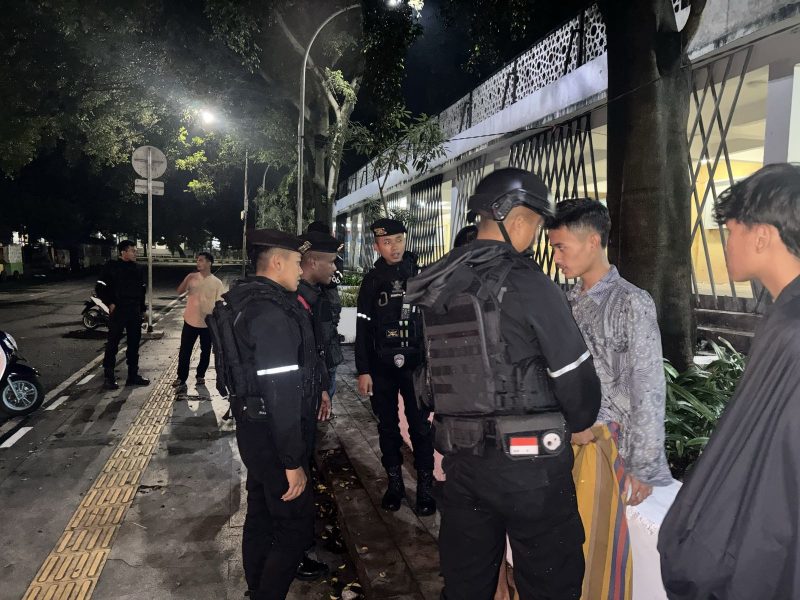 Polres Garut meningkatkan intensitas patroli malam hari sebagai upaya antisipasi terhadap berbagai gangguan kamtibmas di wilayah Kabupaten Garut. Minggu malam (02/03/2025). 

