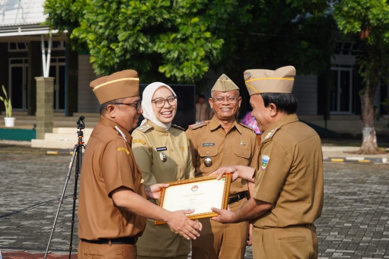 Bupati Garut, Abdusy Syakur Amin, memimpin Apel Gabungan Perdana di Lingkungan Pemerintah Kabupaten (Pemkab) Garut, yang dilaksanakan di Lapangan Sekretariat Daerah (Setda) Kabupaten Garut, Jalan Pembangunan, Kecamatan Tarogong Kidul, Kabupaten Garut, Senin (3/3/2025).
