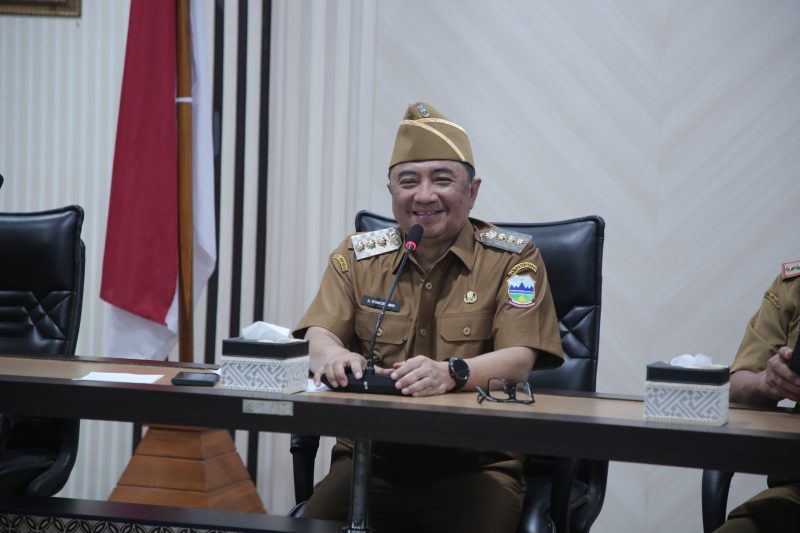 Bupati Garut, Abdusy Syakur Amin, memberikan pengarahan dan koordinasi setiap lingkup Satuan Kerja Perangkat Daerah (SKPD), Pejabat Pimpinan Tinggi Pratama (PPTP), Kepala Bagian (Kabag), dan Camat se-Kabupaten Garut, Senin (3/3/2025), di Ruang Rapat Sekretariat Daerah Kabupaten Garut.
