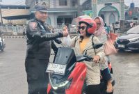 Dalam rangka menyambut dan menyemarakkan Bulan Suci Ramadhan, Polres Garut menggelar Patroli Ngabuburit dan kegiatan bagi-bagi takjil kepada warga dan pengguna jalan. Senin (03/03/2025).
