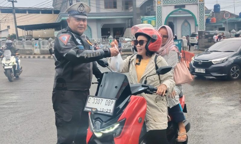 Dalam rangka menyambut dan menyemarakkan Bulan Suci Ramadhan, Polres Garut menggelar Patroli Ngabuburit dan kegiatan bagi-bagi takjil kepada warga dan pengguna jalan. Senin (03/03/2025).
