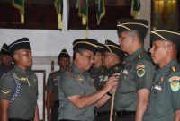 Pangdam III/Siliwangi Mayjen TNI Dadang Arif Abdurahman, S.E., M.Si., CHRMP., memimpin acara Tradisi dan Serah Terima Jabatan (Sertijab) pejabat di jajaran Kodam III/Slw, bertempat di Ruang Silihwangi Kodam III/Slw, Senin (03/03/2025).
