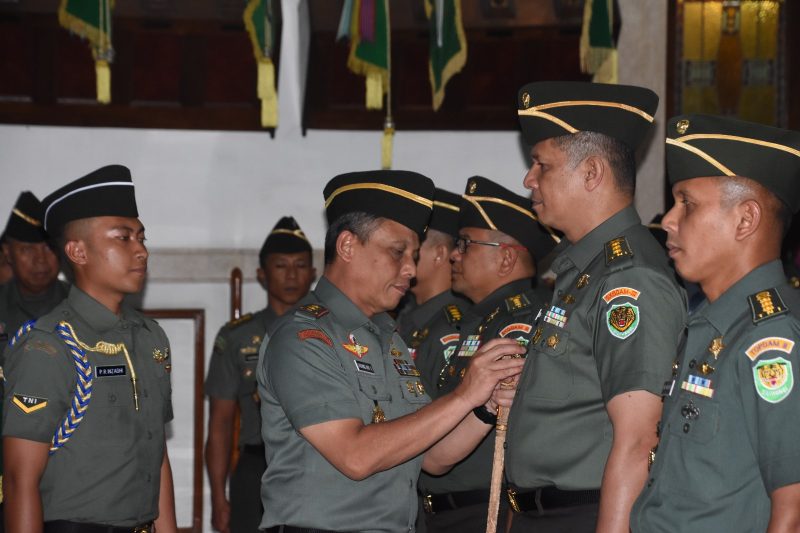 Pangdam III/Siliwangi Mayjen TNI Dadang Arif Abdurahman, S.E., M.Si., CHRMP., memimpin acara Tradisi dan Serah Terima Jabatan (Sertijab) pejabat di jajaran Kodam III/Slw, bertempat di Ruang Silihwangi Kodam III/Slw, Senin (03/03/2025).