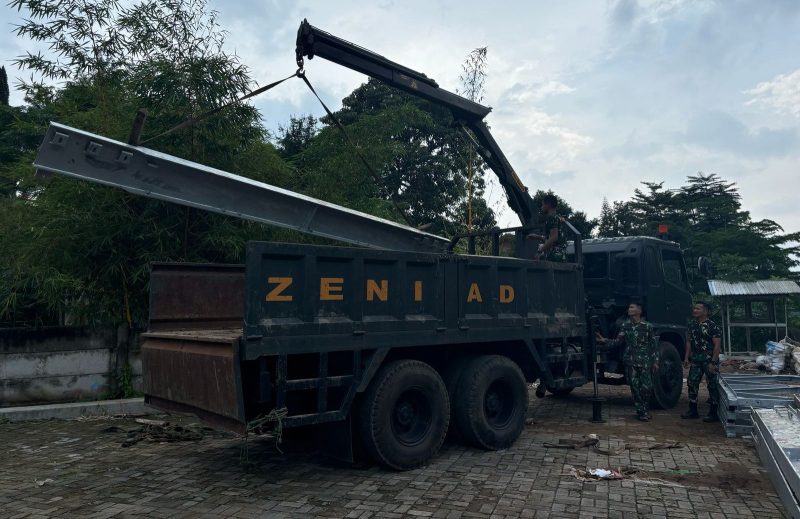Pasca terjadinya bencana banjir bandang yang melanda wilayah Kab. Bogor, Pangdam III/Siliwangi Mayjen TNI Dadang Arif Abdurahman, S.E., M.Si., CHRMP, mengerahkan personelnya guna membantu masyarakat serta pemulihan infrastruktur yang terdampak. Berbagai upaya dilakukan, termasuk pemasangan jembatan Bailey dari satuan Yonzipur 3/YW di Desa Lewi Malang, Kampung Kopoyang, Kabupaten Bogor, Selasa (04/03/2025).
