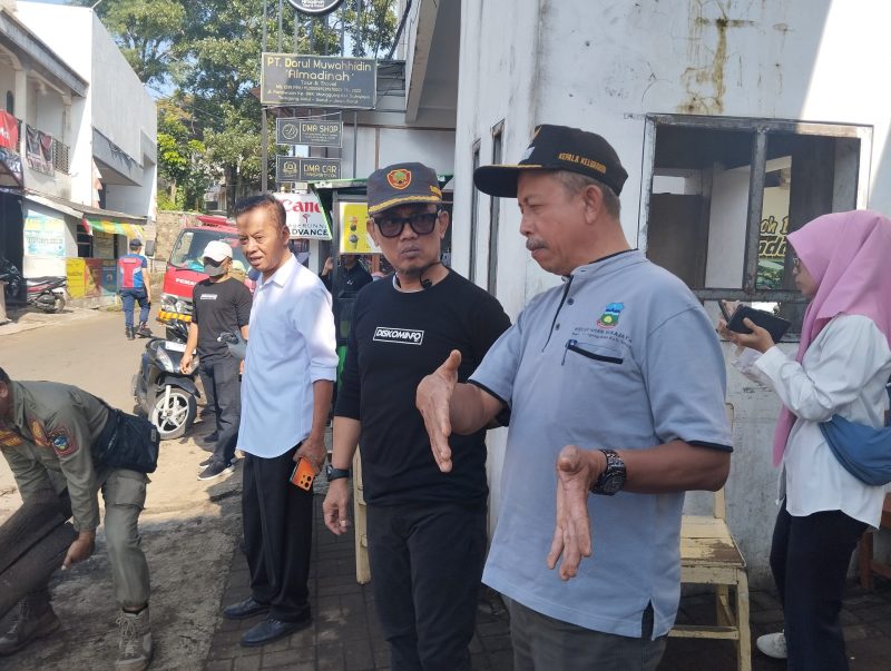 Unsur Pemerintahan, Anggota Dewan Perwakilan Rakyat Daerah (DPRD), hingga masyarakat setempat, terjun langsung membersihkan drainase atau saluran irigasi yang berlokasi di Kelurahan Sukajaya, Kecamatan Tarogong Kidul, Kabupaten Garut, Rabu (5/3/2025).