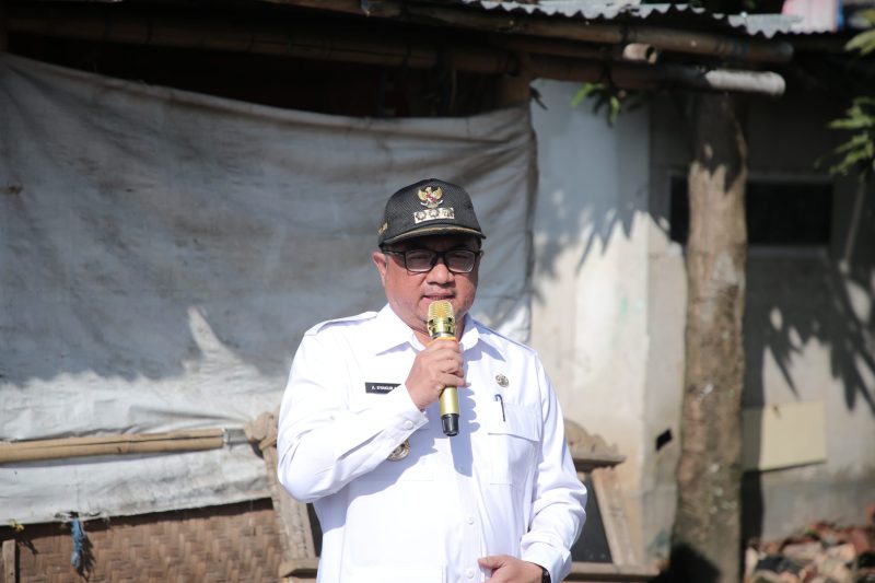 Bupati Garut, Abdusy Syakur Amin, lakukan Monitoring Gerakan Bersama Mitigasi Bencana Hidrometrologi yang bertempat di Kelurahan Ciwalen, Kecamatan Garut Kota, Kabupaten Garut, Rabu (5/3/2025).
