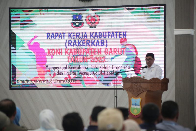 Bupati Garut, Abdusy Syakur Amin, menghadiri sekaligus membuka secara resmi Rapat Kerja Kabupaten (Rakerkab) Komite Olahraga Nasional Indonesia (KONI) Kabupaten Garut Tahun 2025 dengan tema 