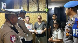 Menyambut bulan suci Ramadan, Propam Polres Garut menggelar kegiatan sosial berupa pembagian takjil kepada warga yang melintas di sekitar Jalan Maktal, Rabu (06/03/2025).
