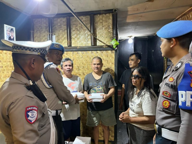 Menyambut bulan suci Ramadan, Propam Polres Garut menggelar kegiatan sosial berupa pembagian takjil kepada warga yang melintas di sekitar Jalan Maktal, Rabu (06/03/2025).