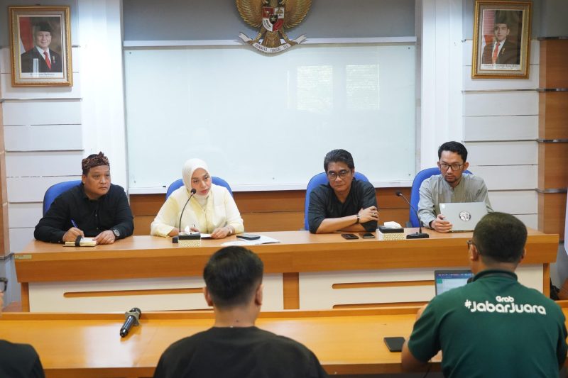 
KILASGARUTNEWS.id|Wakil Bupati Garut, Putri Karlina, menyambut baik terkait kerja sama dengan penyedia jasa transportasi online dalam rangka mendukung pertumbuhan UMKM lokal. Pertemuan tersebut berlangsung di Ruang Rapat Wakil Bupati, Jalan Pembangunan, Kecamatan Tarogong Kidul, Kabupaten Garut, Kamis (6/3/2025).
