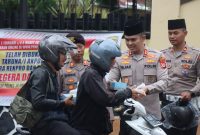 |Dalam rangka meningkatkan rasa kebersamaan dan kepedulian terhadap sesama, Kapolres Garut AKBP Mochamad Fajar Gemilang, menggelar aksi sosial dengan membagikan takjil kepada masyarakat yang tengah menjalankan ibadah puasa dan helm gratis kepada para pengguna kendaraan yang tidak mengenakan helm saat melintas, Kamis sore (06/03/2025).
