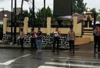 Di tengah rintik hujan yang melanda Kabupaten Garut, Polres Garut tetap melaksanakan aksi sosial yang penuh makna dengan membagikan takjil kepada para pengguna jalan yang sedang menjalankan ibadah puasa. Sabtu sore (08/03/2025).