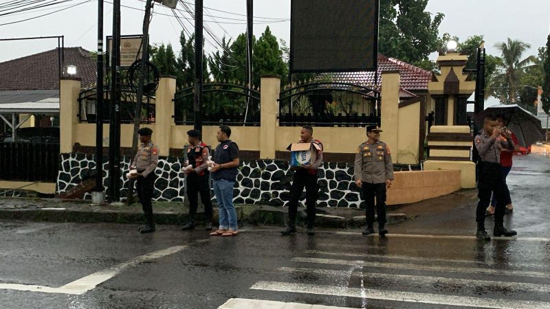 Di tengah rintik hujan yang melanda Kabupaten Garut, Polres Garut tetap melaksanakan aksi sosial yang penuh makna dengan membagikan takjil kepada para pengguna jalan yang sedang menjalankan ibadah puasa. Sabtu sore (08/03/2025).