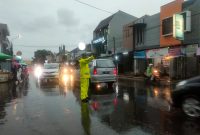 Menjelang waktu berbuka puasa, jajaran anggota Polres Garut melakukan Turjawali atau pengaturan lalu lintas, penjagaan, dan patroli di sejumlah titik rawan kemacetan di wilayah Garut. Sabtu Sore (8/3/2025).