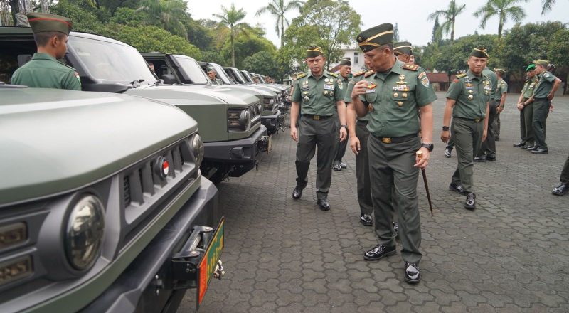 Pangdam III/Siliwangi, Mayjen TNI Dadang Arif Abdurahman, S.E., M.Si., CHRMP., menyerahkan 48 Unit Ransus 4X4 Maung MV3 Tangguh untuk mendukung operasional satuan. Kegiatan berlangsung di Lapangan Upacara Makodam III/Slw, Senin (10/03/2025).
