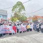 Forum Pegawai Pemerintah dengan Perjanjian Kerja (PPPK) Kabupaten Garut menggelar aksi damai menolak penundaan pelantikan PPPK hingga 1 Maret 2026. Mereka menegaskan bahwa pelantikan harus dilakukan pada 1 April 2025 sebagai harga mati.