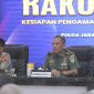 Pangdam III/Siliwangi, Mayjen TNI Dadang Arif Abdurahman, S.E., M.Si., CHRMP., memberikan arahan pada Rapat Koordinasi Lintas Sektoral Operasi Ketupat Lodaya 2025 dalam rangka kesiapan pengamanan Idul Fitri 1446 H di Aula Dit Lantas Polda Jabar, Kamis (13/03/2025).