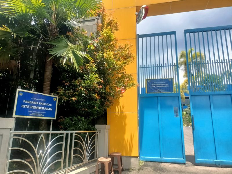 Menjelang Hari Raya Idul Fitri, PT Daux Cosmetics menegaskan komitmennya untuk tidak melakukan pemutusan hubungan kerja (PHK) di tengah gelombang PHK yang melanda berbagai perusahaan. Pernyataan ini disampaikan langsung oleh HRD PT Daux Cosmetics, Septian, di kantor pusat perusahaan yang berlokasi di Jalan Raya Karangpawitan, Jumat (14/3/2025).
