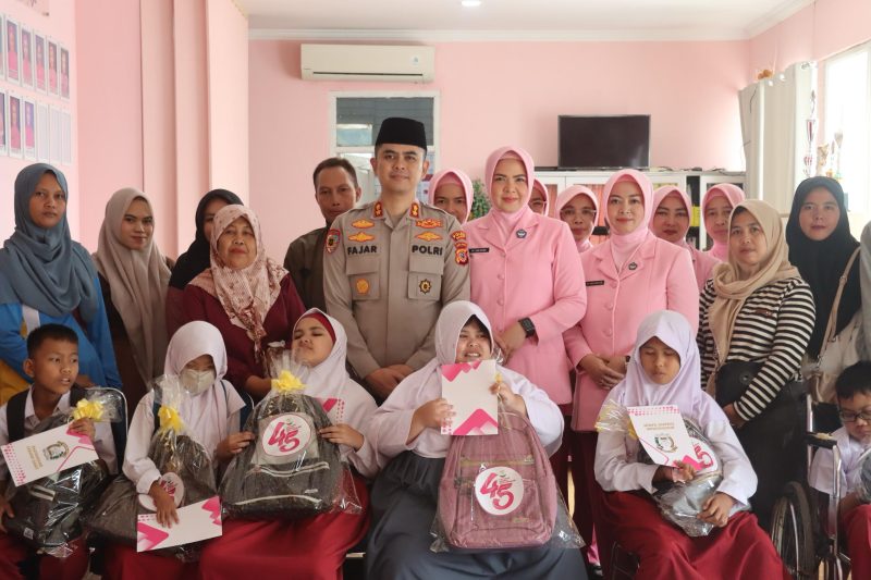 Dalam rangka menyambut Bulan Suci Ramadhan dan memperingati HUT ke-45 Yayasan Kemala Bhayangkari, Kapolres Garut Beserta Pengurus Bhayangkari Cabang Garut melaksanakan kegiatan Bakti Sosial berupa pemberian santunan kepada anak-anak tunanetra. Jumat (14/03/2025).