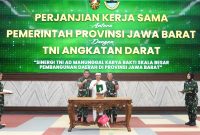 Panglima Kodam III/Siliwangi, Mayjen TNI Dadang Arif Abdurahman, S.E., M.Si., CHRMP., menghadiri pelaksanaan Penandatanganan Perjanjian Kerja Sama (PKS) antara Pemerintah Provinsi Jawa Barat dengan TNI AD yang digelar di Gedung GPH Djati Kusumo, Mabesad, Jakarta, pada Jumat (14/03/2025).

