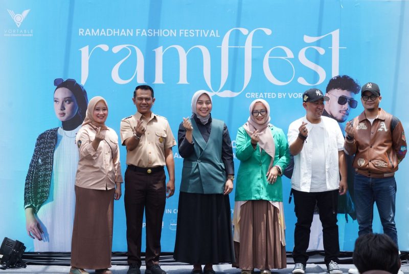 Wakil Bupati Garut, Putri Karlina, secara resmi membuka Ramadhan Fashion Festival (Ramffest) 2025 yang berlangsung di Piazza Firenze, Jalan Ahmad Yani, Kecamatan Garut Kota, Jumat (14/3/2025).